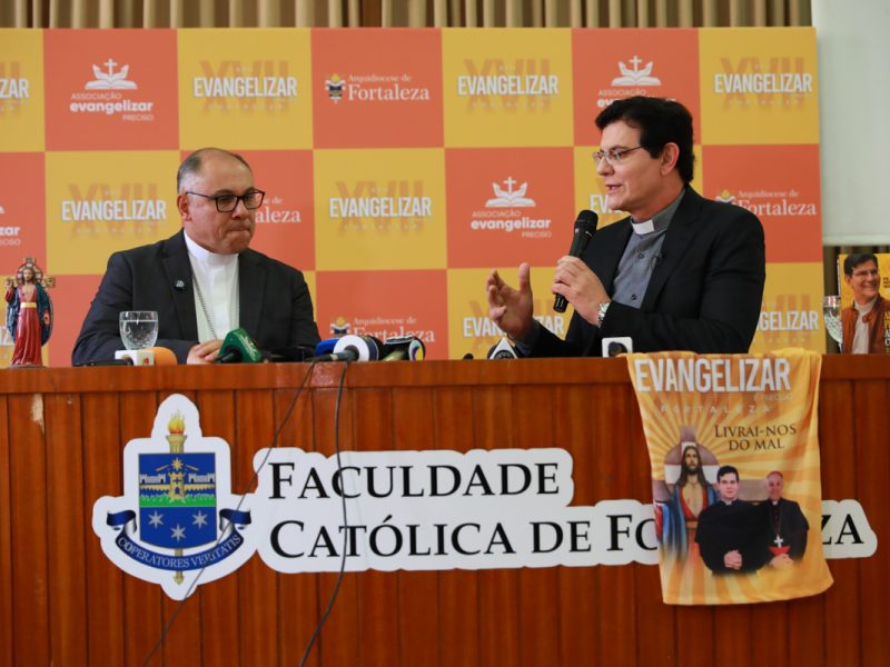 Dom Gregório Paixão e Padre Reginaldo Manzotti recebem a imprensa em coletiva sobre o XVII Evangelizar É Preciso Fortaleza